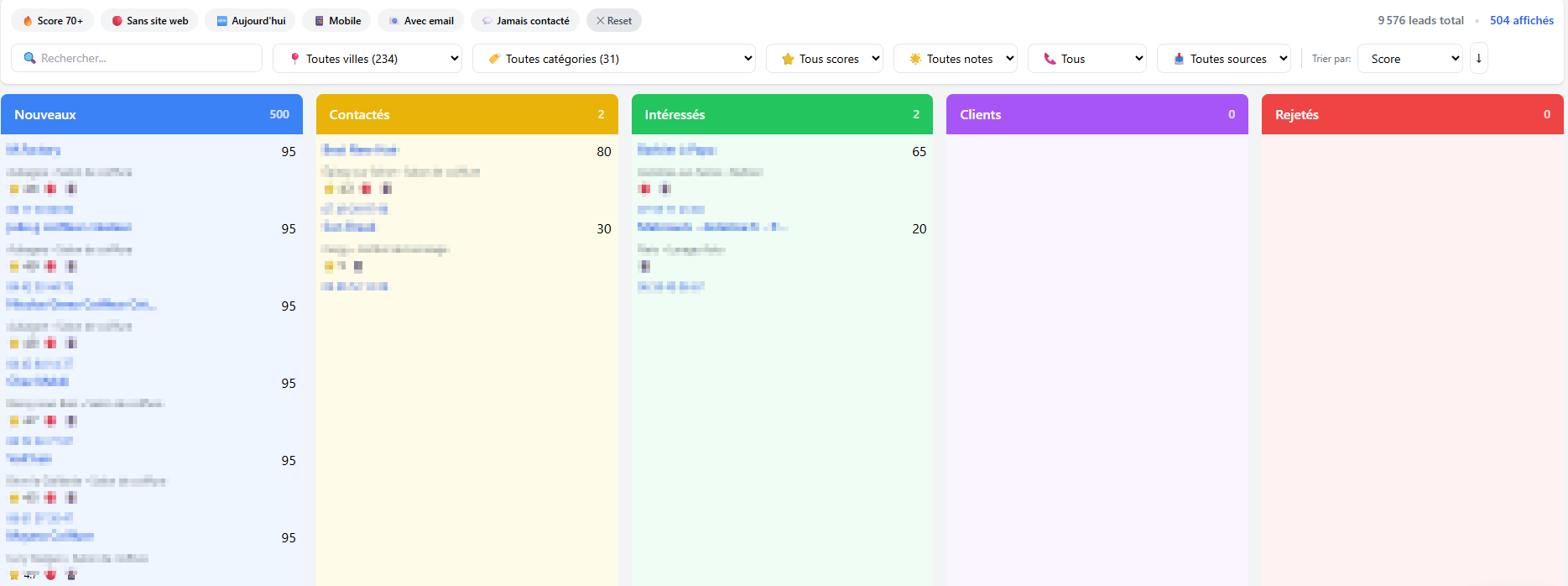Vue pipeline Kanban de Prospect Hub avec 5 colonnes : Nouveaux, Contactés, Intéressés, Clients, Rejetés - Filtres rapides et scores visibles sur chaque carte lead